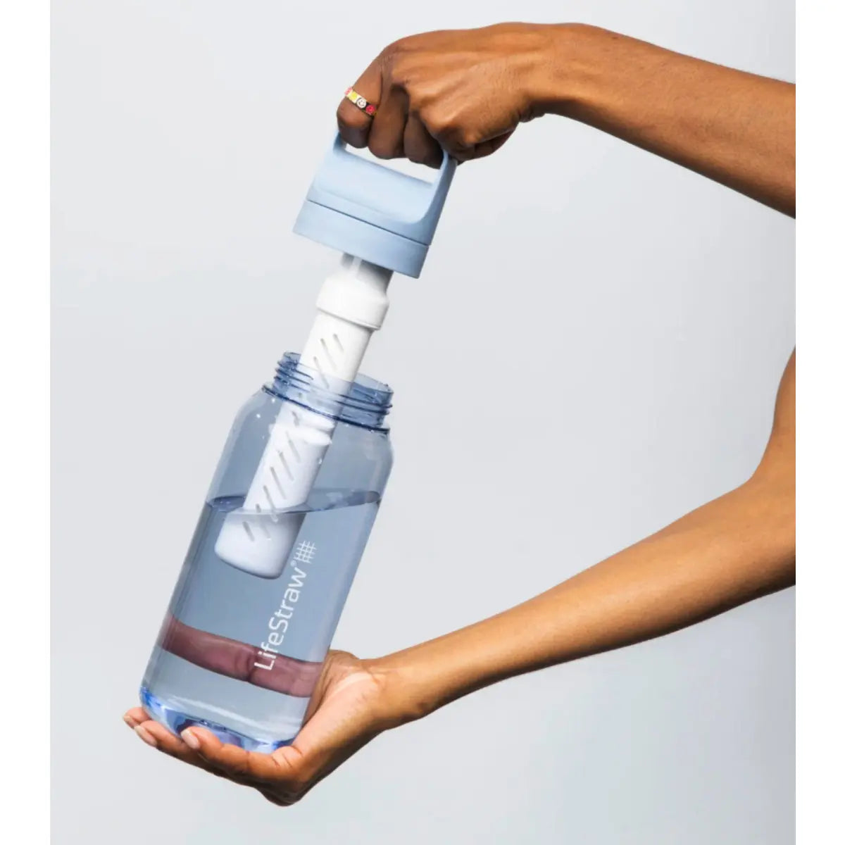 The Carbon filter reduces chlorine, odours and organic chemical matter