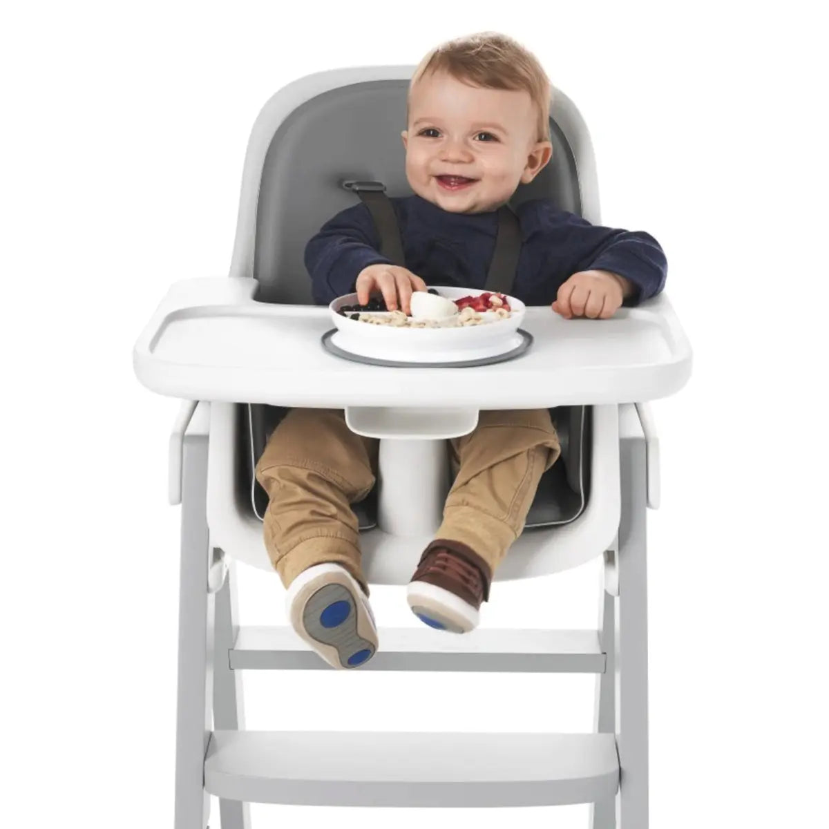 Suction and non-slip base minimize messes during mealtime