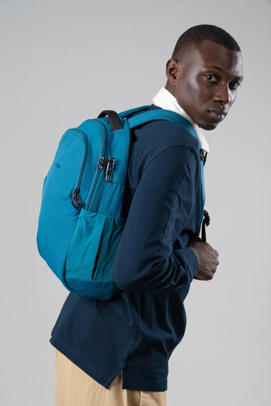 Pacsafe Metrosafe LS350 worn while travelling