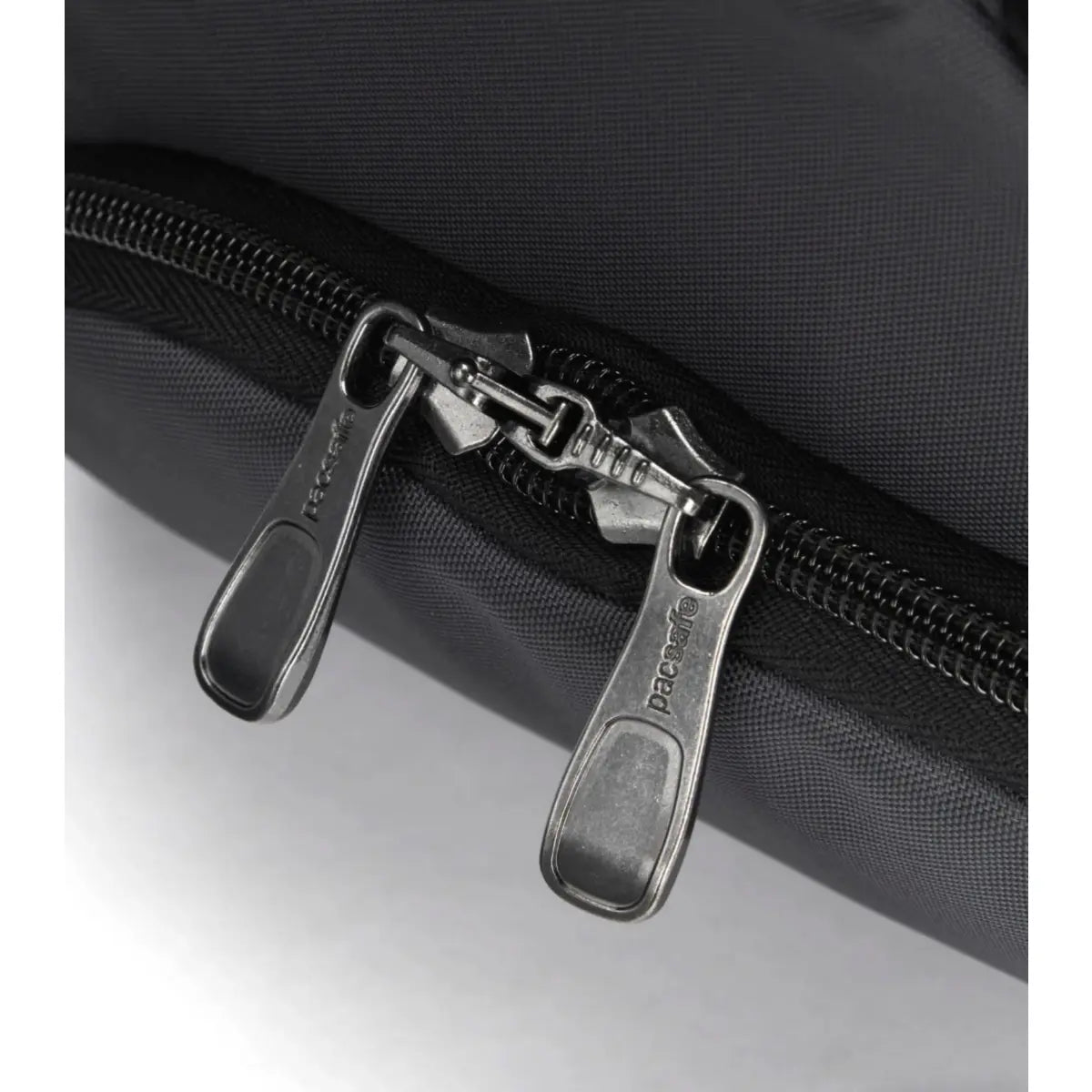 Self locking zipper