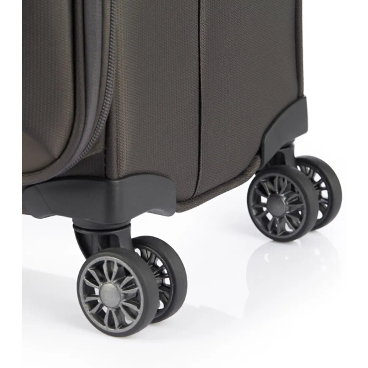 4 x multidirectional spinning wheels