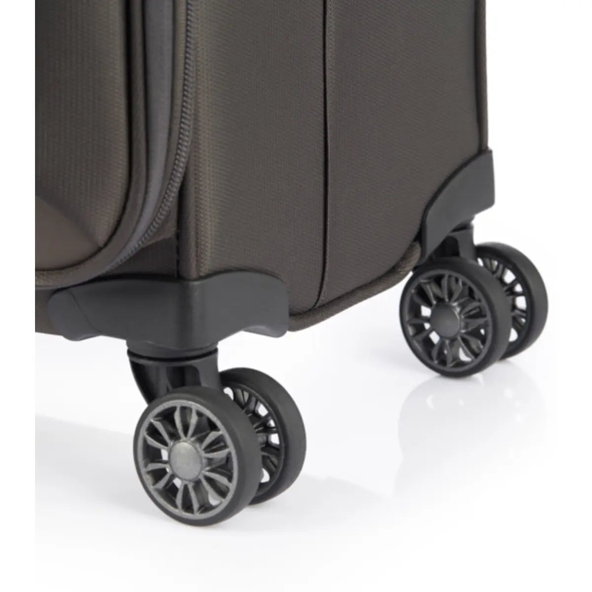 4 x multidirectional spinning wheels