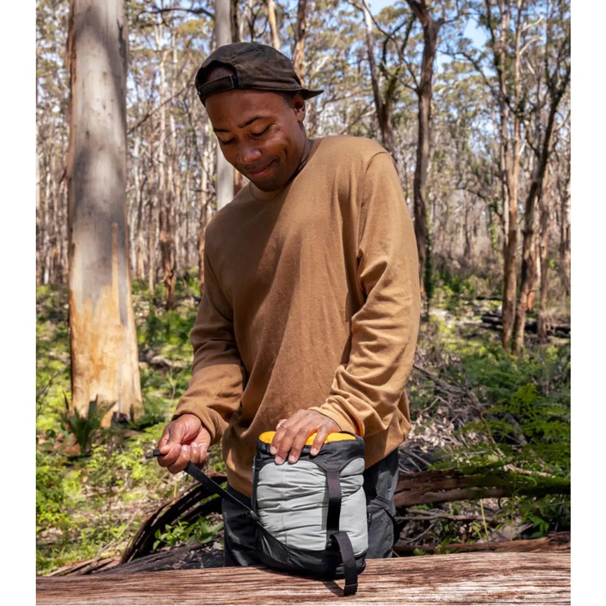 Eliminate bulging and achieve even compression using the four straps with two ladderlock and two easy-access side-release buckles