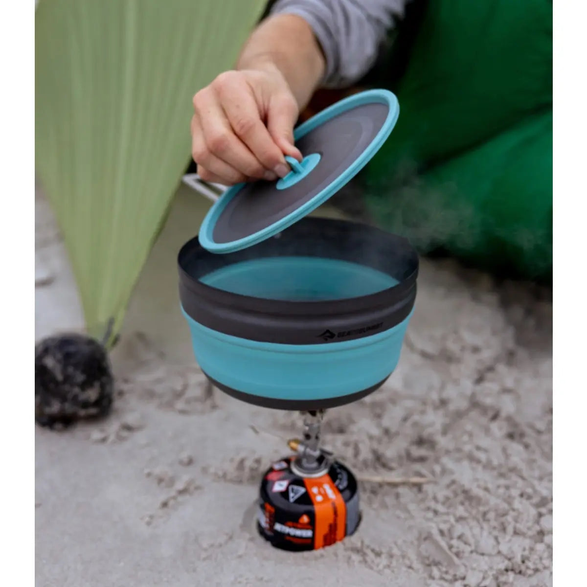 Hard-anodized aluminium alloy base spreads heat efficiently