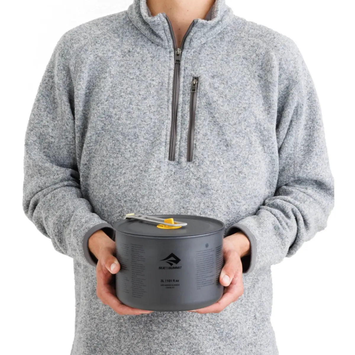 Hard-anodized aluminium alloy for excellent heat transfer and ceramic non-stick coating for easy cooking and clean-up