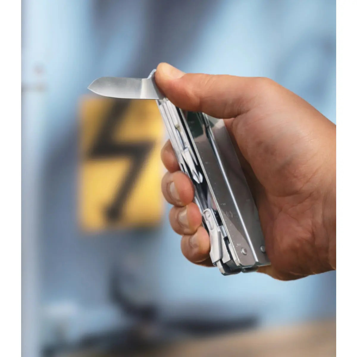 With one-handed opening for quick and easy access of the large blade