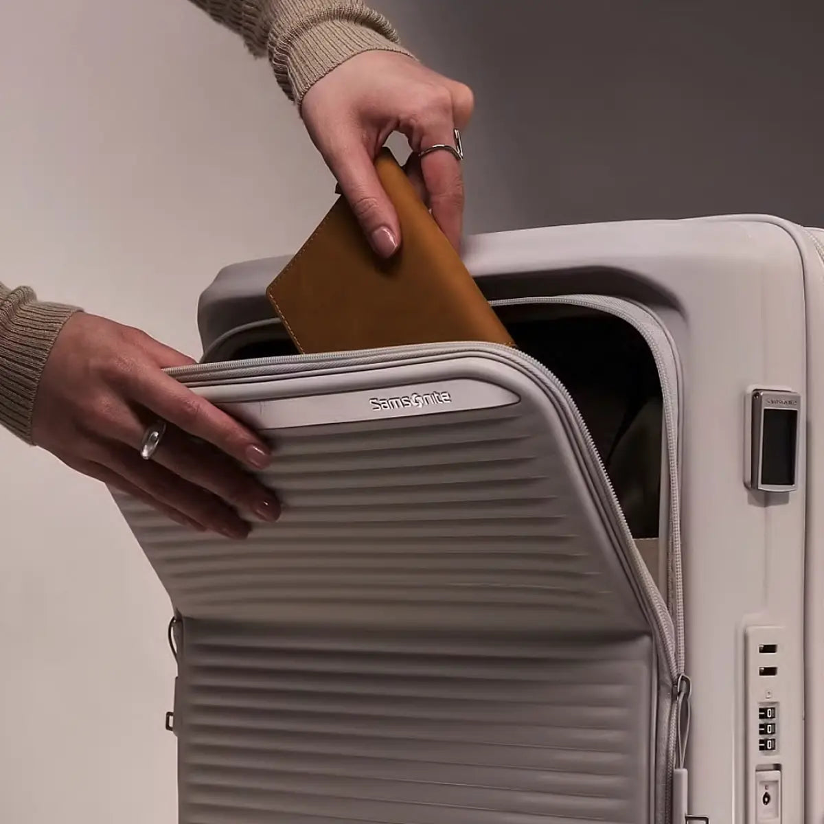 Samsonite Paralux Luggage at Travel Universe