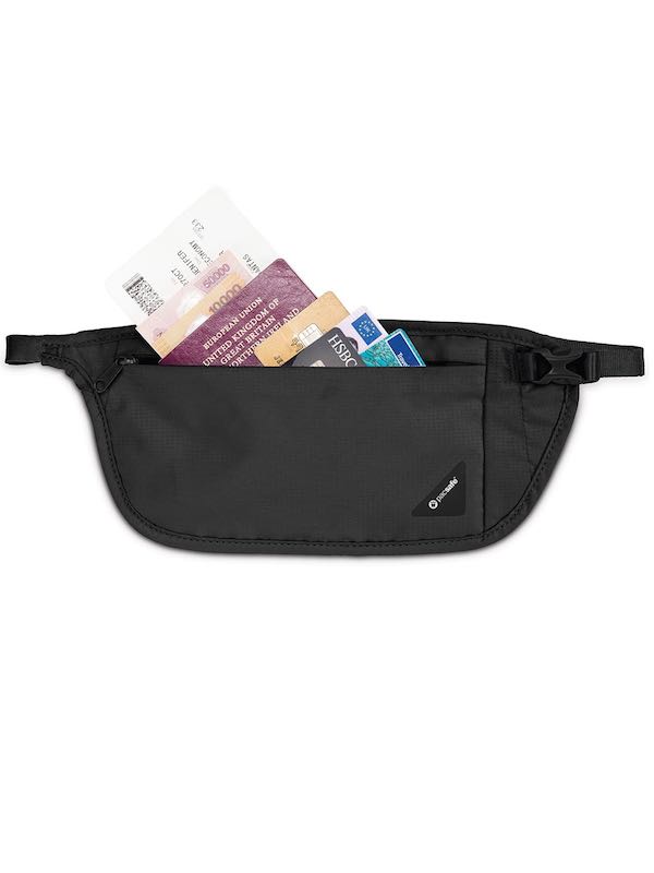 Zippered main compartment with pocket