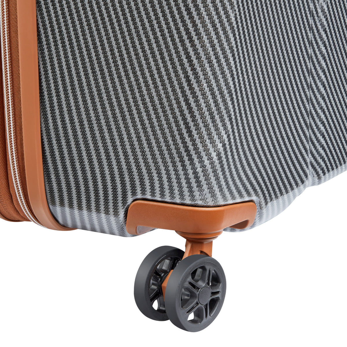 Delsey Helium Ultimate 76 cm 4-Wheel Expandable Suitcase - Silver