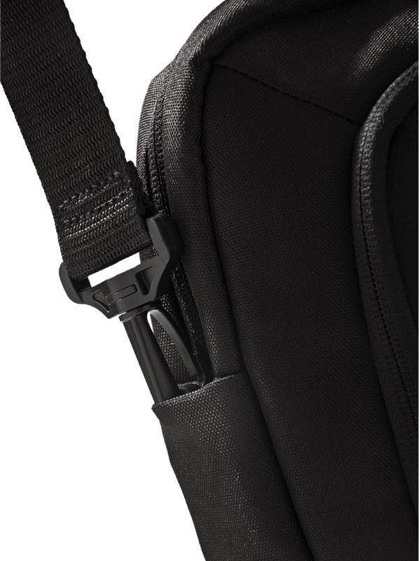 Adjustable and removable shoulder strap for better mobility while travelling