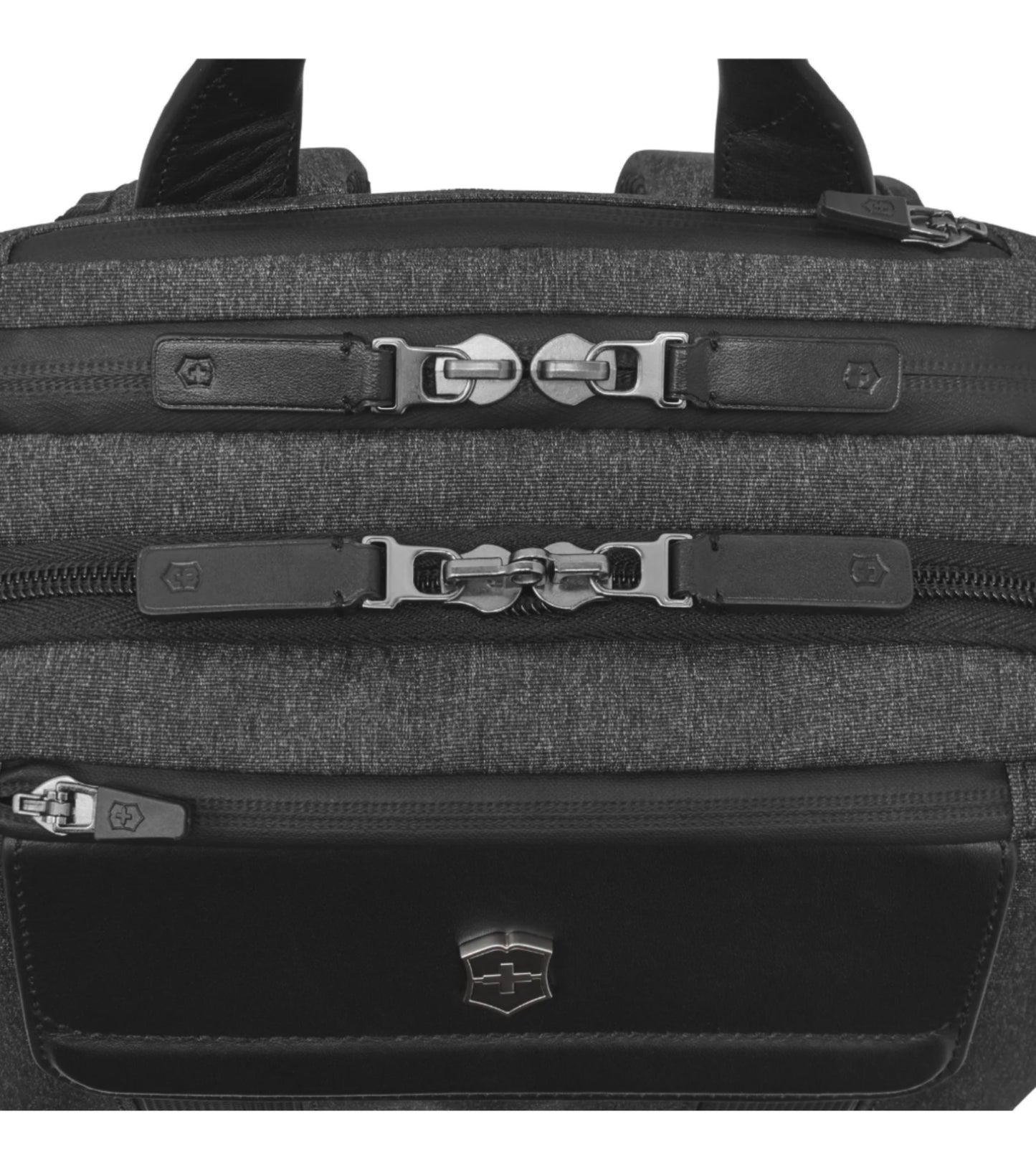 Kissing (lockable) zippers on the main compartment offer optimal security