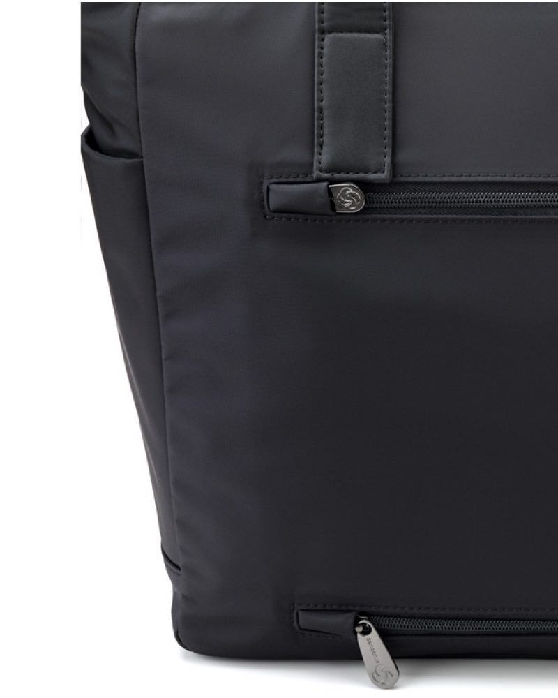 Smart Sleeve allowing you to stabilise your bag on top of the suitcase