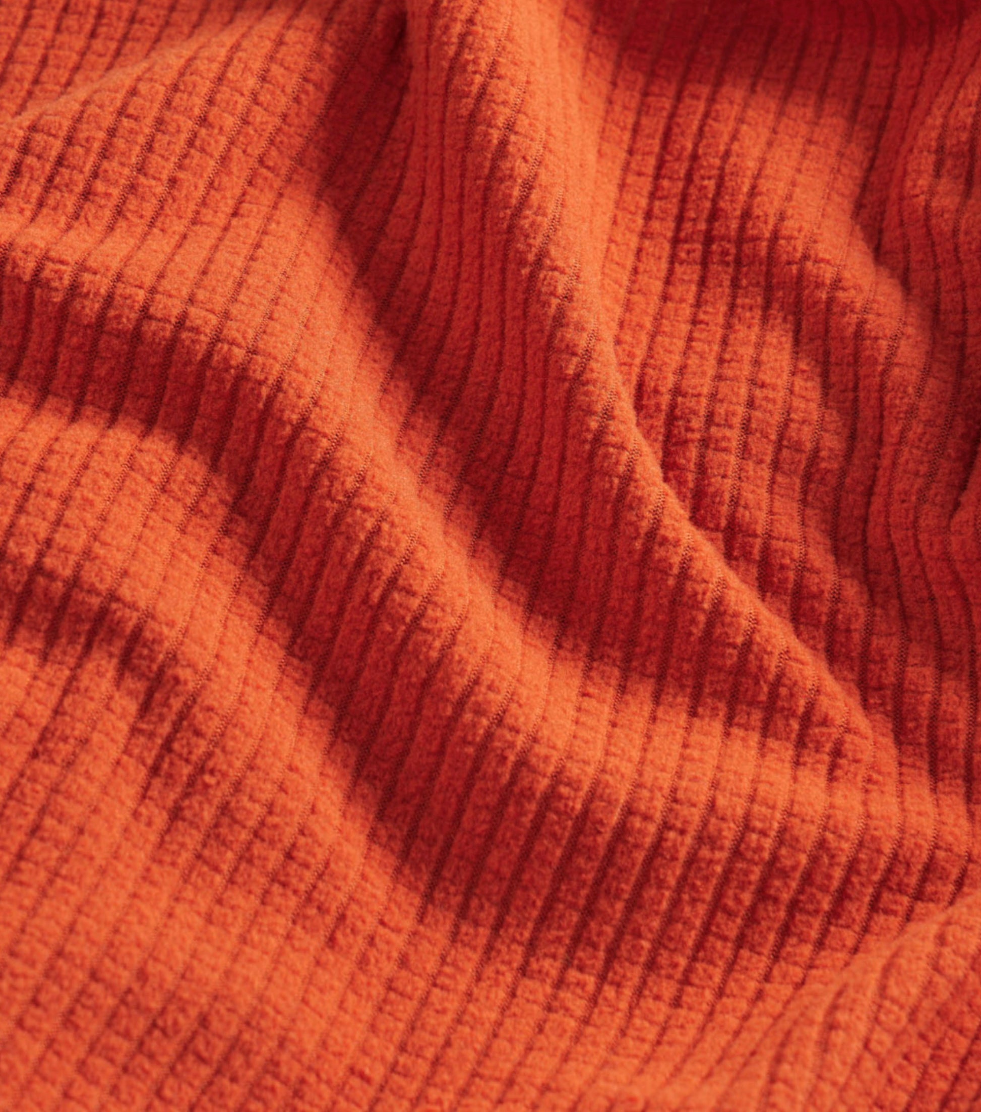 Hollow-core Thermolite® EcoMade fibres are used in a grid-pattern fleece for maximum warmth retention