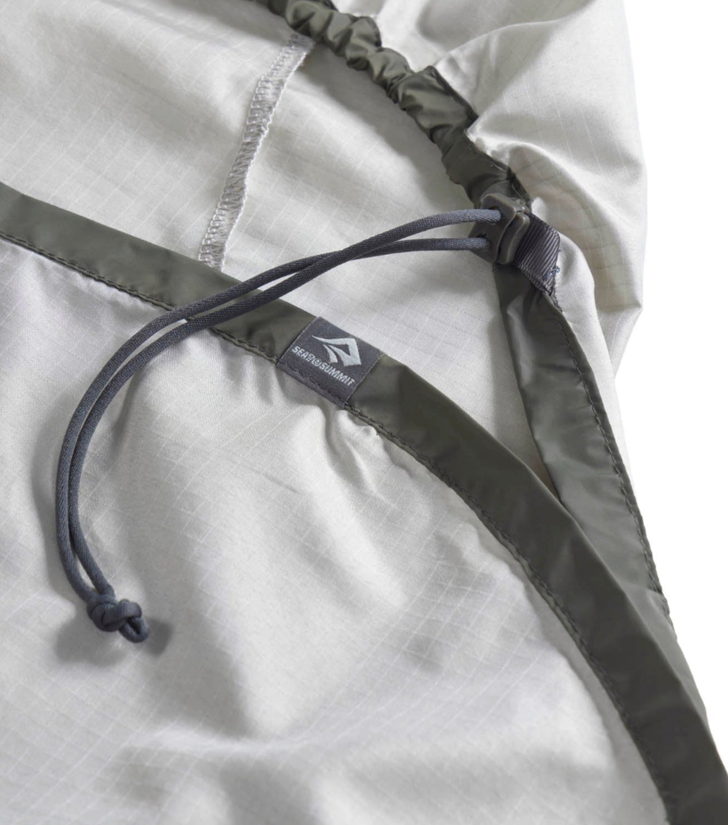 The drawcord shoulder openings can be opened or closed for optimal comfort