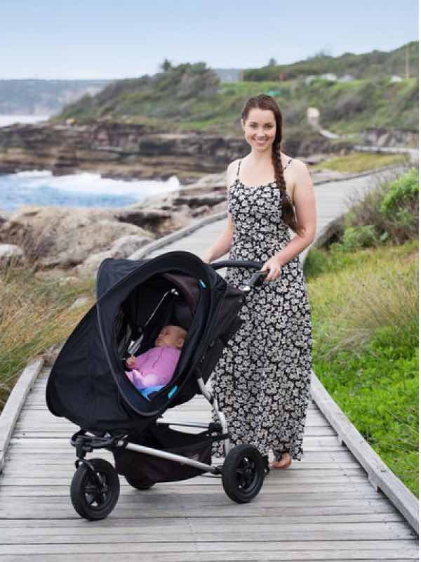 Lightweight and compact – easy to pack into hand luggage and attach to your stroller