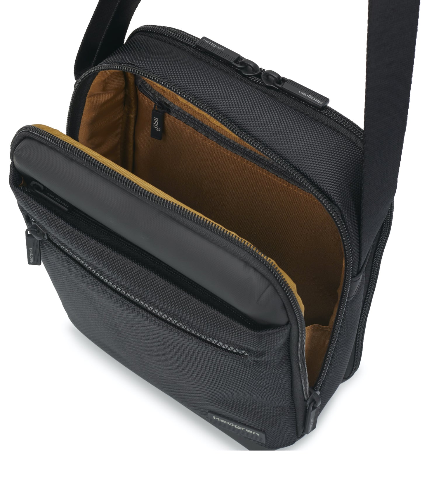 Main compartment with one zipped compartment and slip pockets