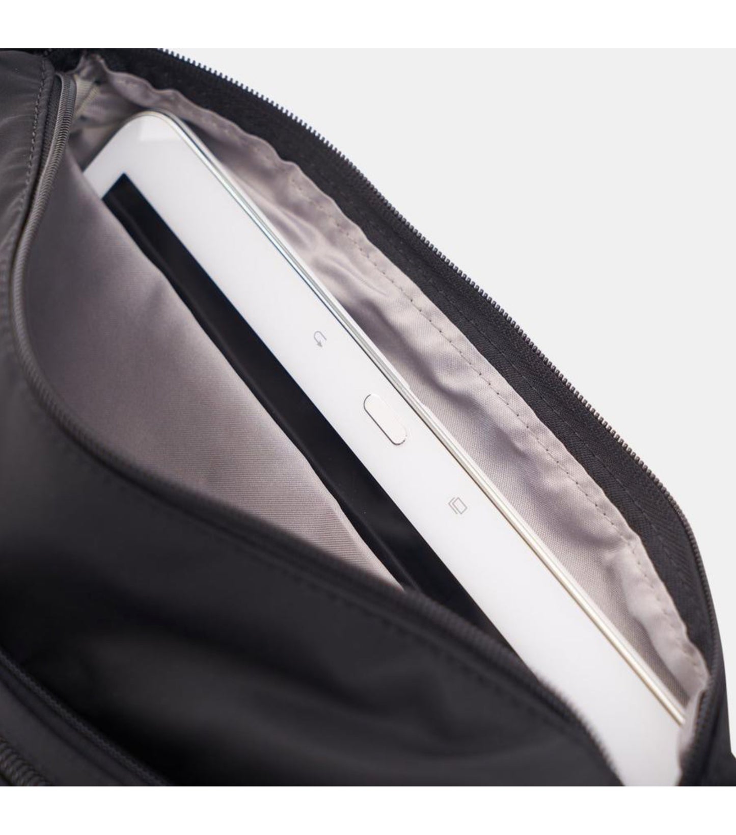 Hedgren : EYE - Medium Shoulder Bag with RFID Pocket - Black