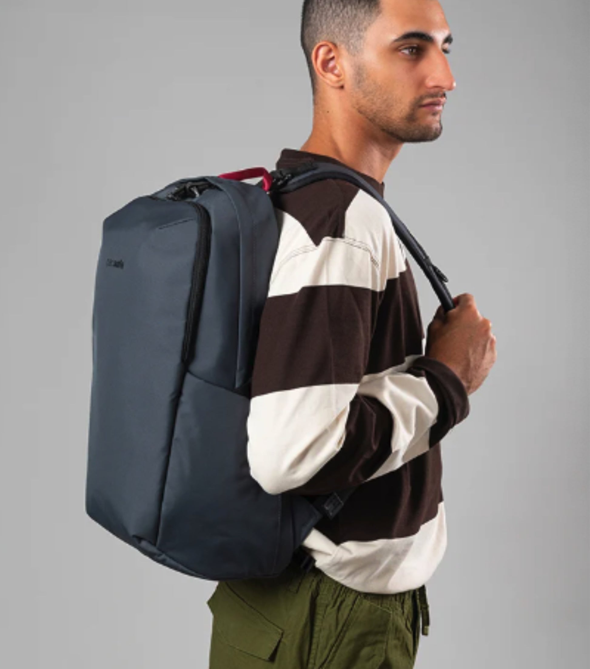 Spacious and sporty, the Vibe 25L anti-theft backpack is made for the city and exploration