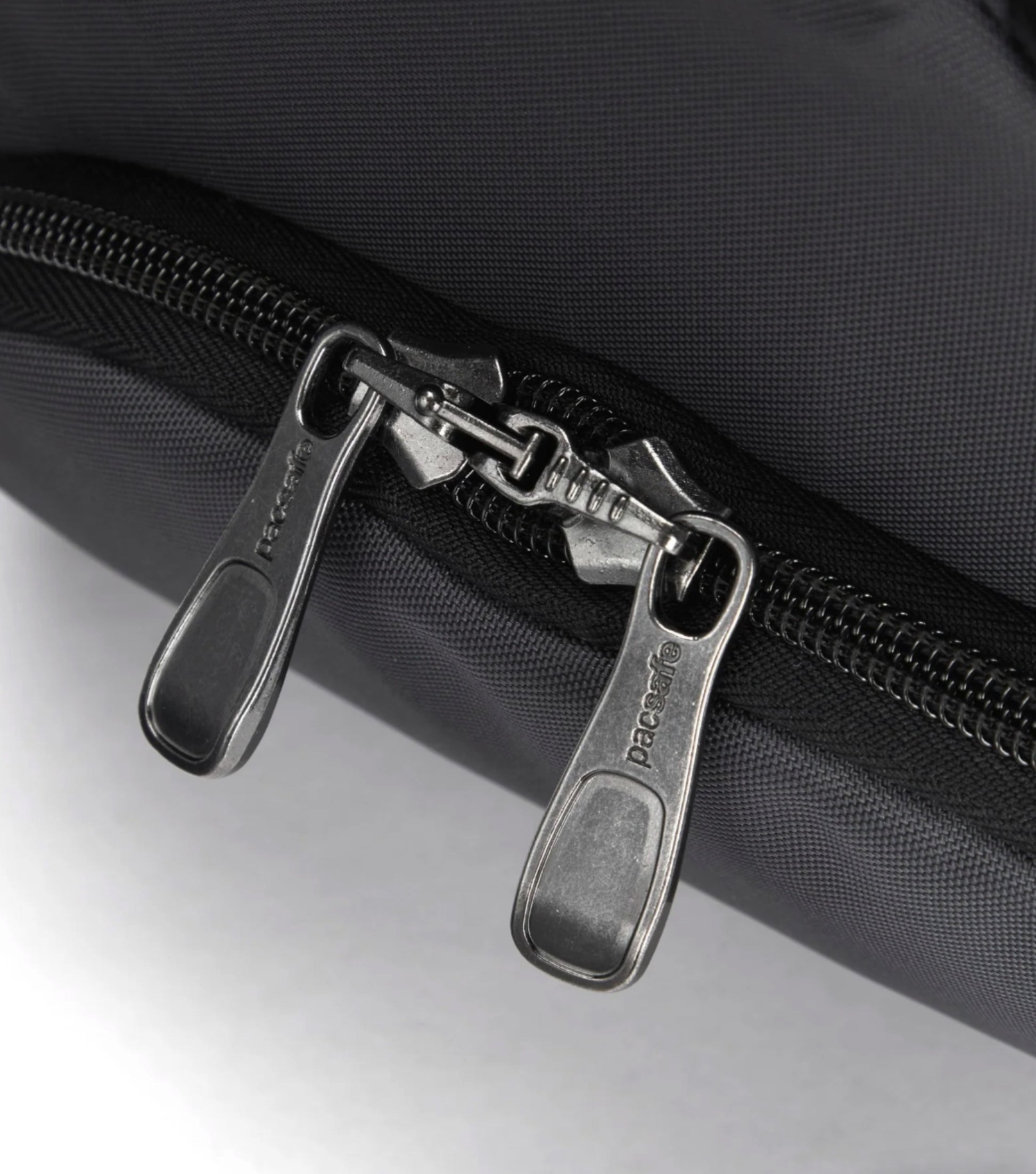 Self locking zipper