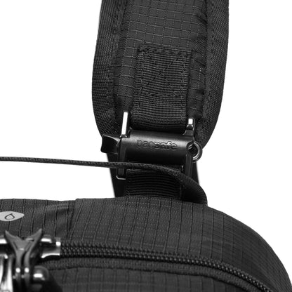 Pacsafe Vibe 20 anti-theft backpack – secure zipper clip closeup