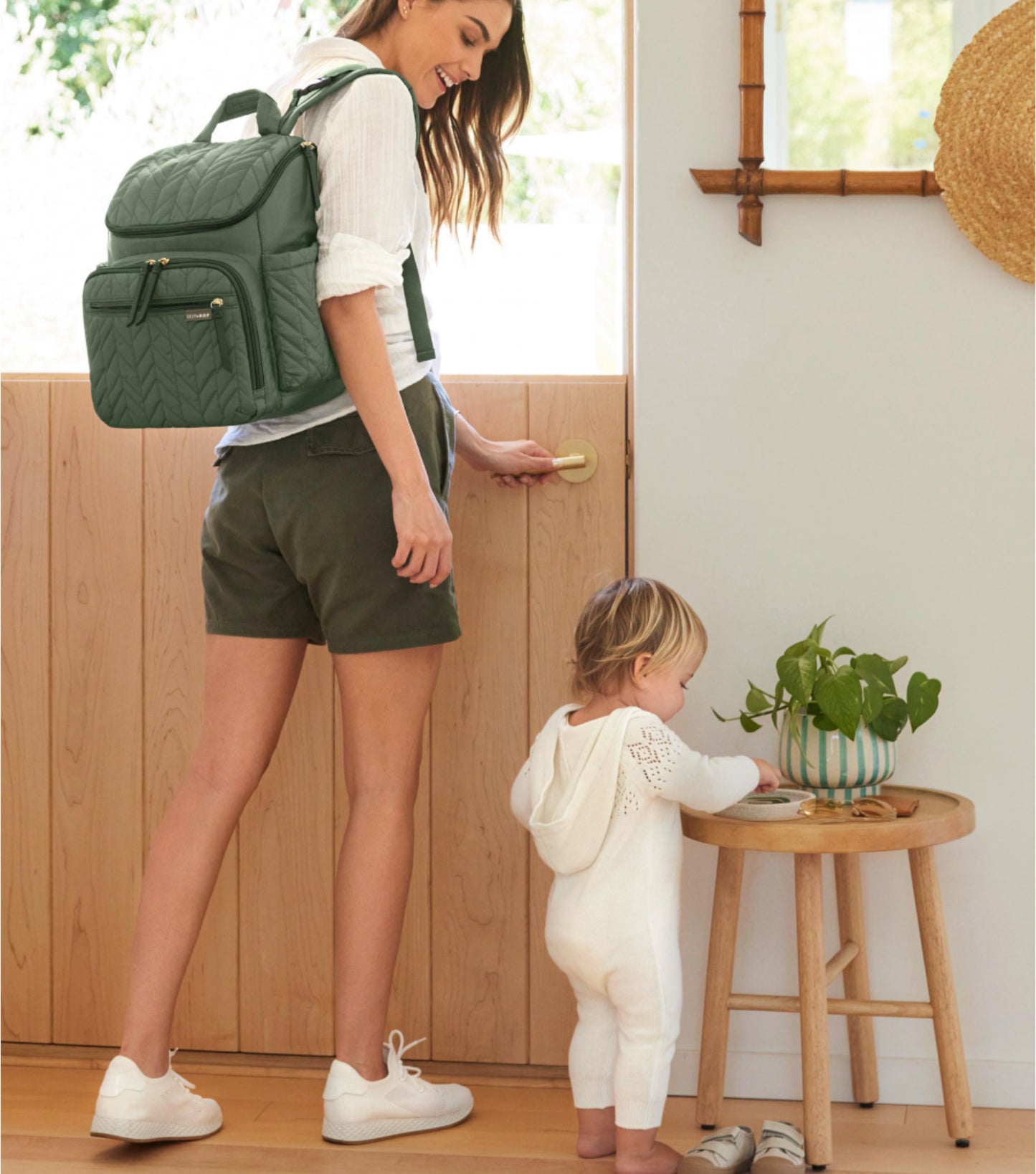 With the Forma backpack, function meets fashion to take you from birth to toddlerhood