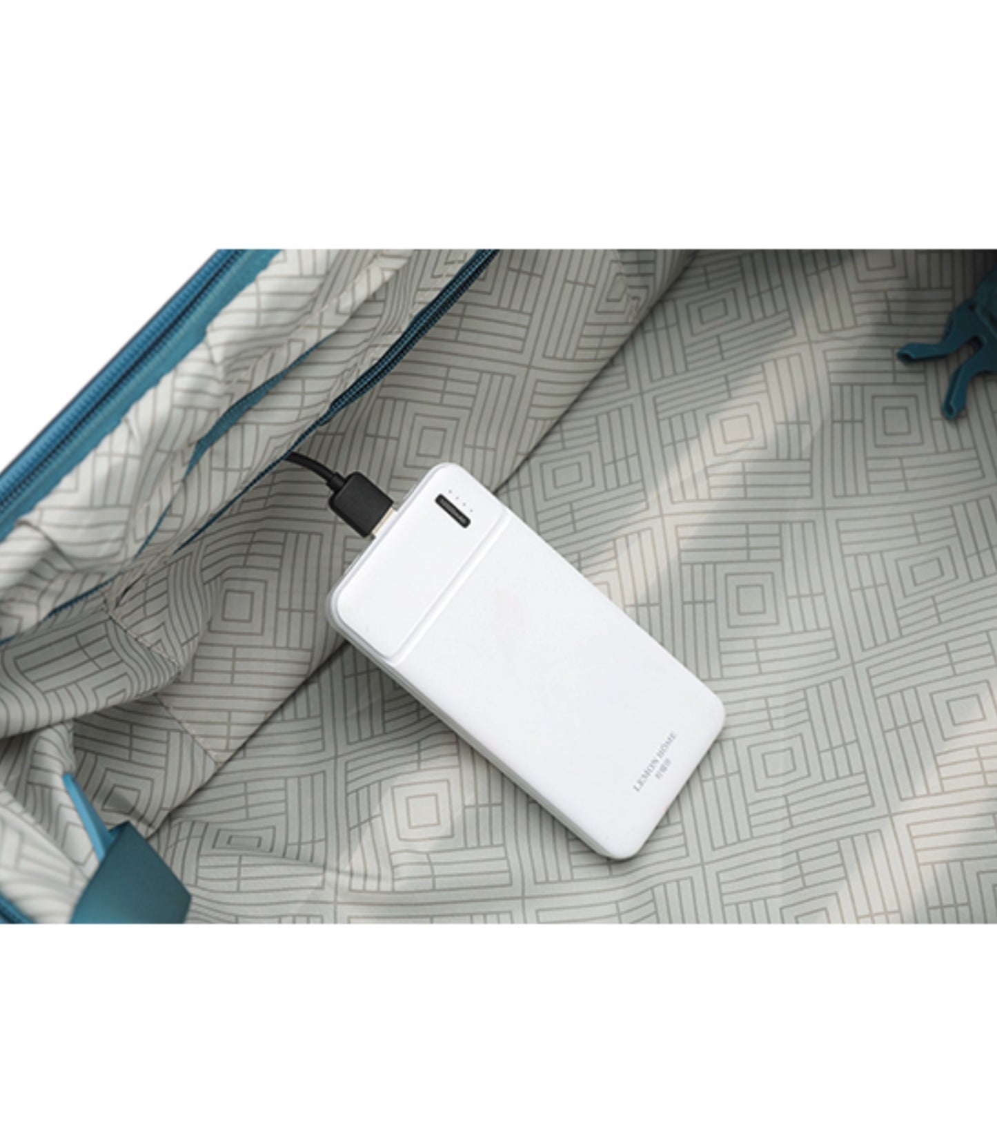 Integrated USB port (powerbank not included) (Carry-on size only)