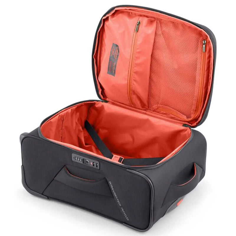 Internal pockets and elastic straps