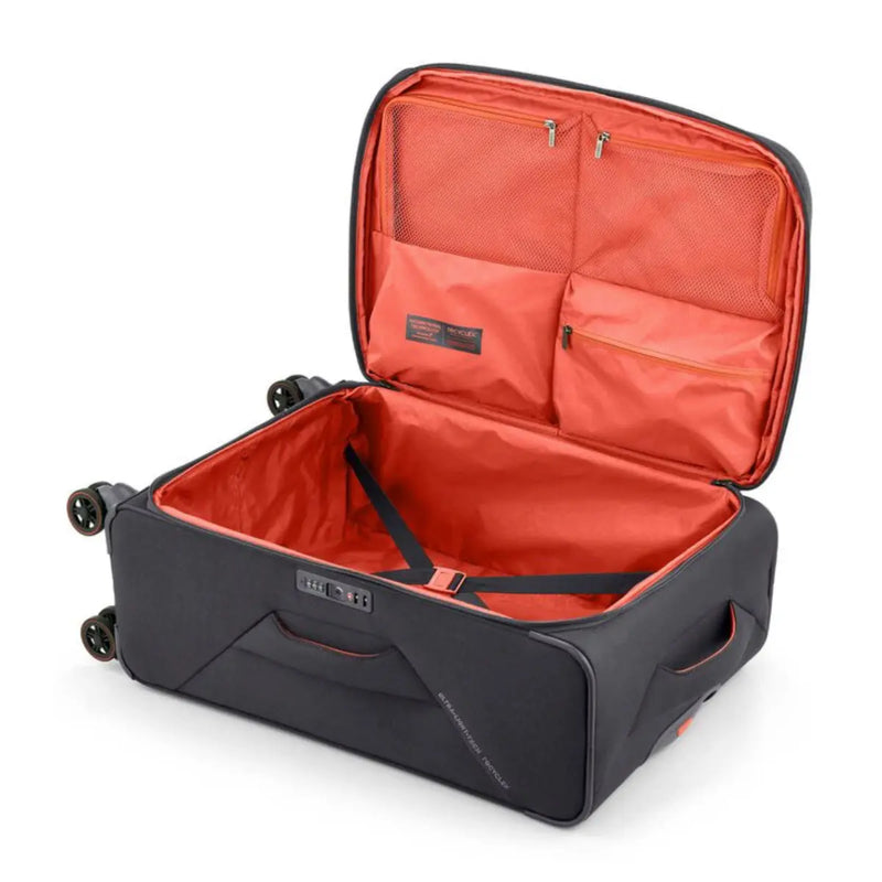 Internal pockets and elastic straps