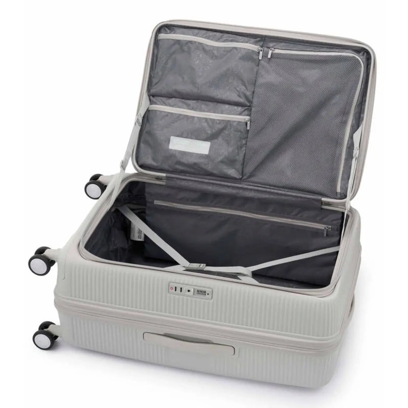 Internal pockets and elastic straps