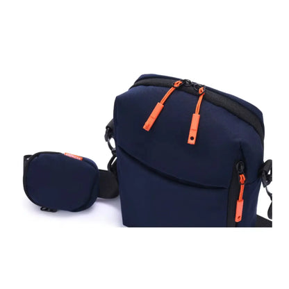 The small detachable pouch for coins makes handling change a breeze 