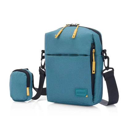 Detachable small pouch included