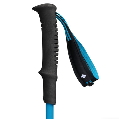 Black diamond distance carbon trekking pole grip with textured ridges and blue wrist strap featuring black diamond logo