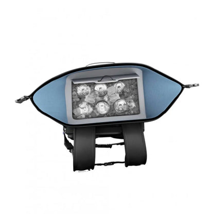 Holds 24 cans and 6.8 kg of ice