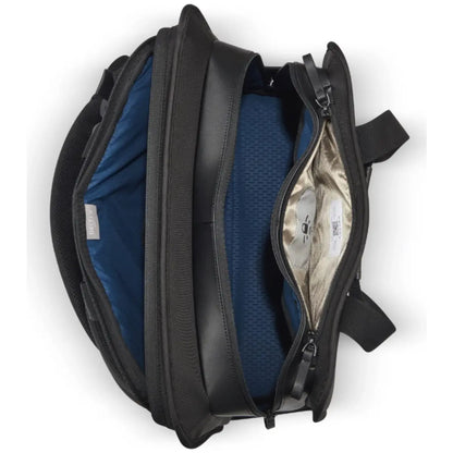 Two separate zipped compartments