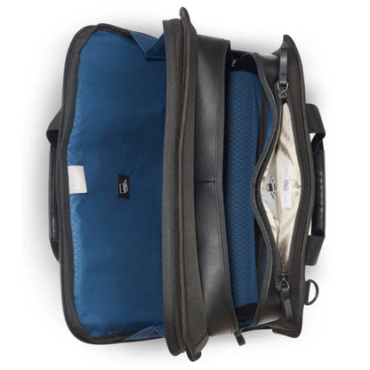 Two separate zipped compartments