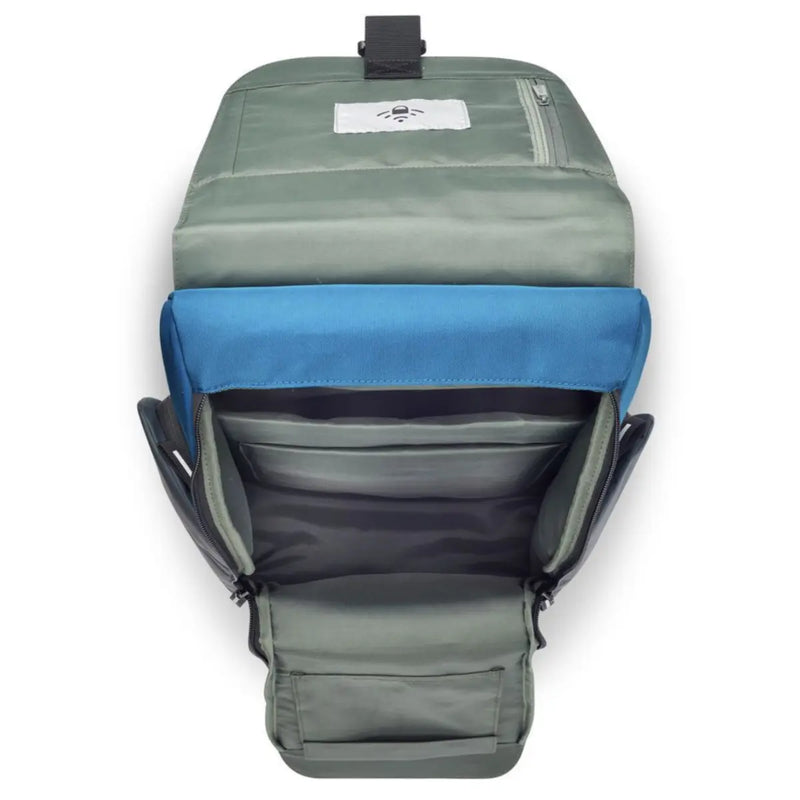 The two wide-opening zips on the sides provide easy access to the main compartment