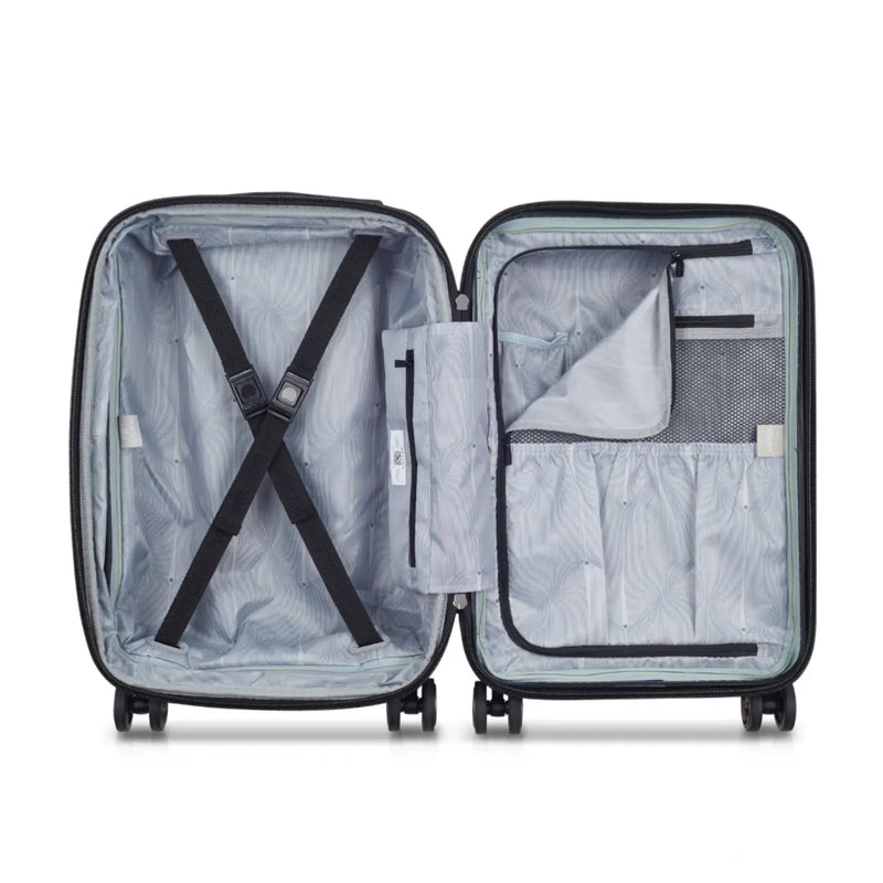 Lined compartment with 2 shoe pockets and 1 zippered pocket