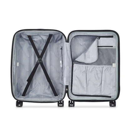 Lined compartment with 2 shoe pockets and 1 zippered pocket