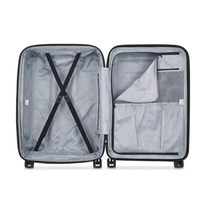 Lined compartment with 2 shoe pockets and 1 zippered pocket