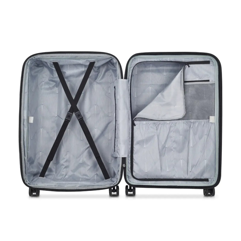 Lined compartment with 2 shoe pockets and 1 zippered pocket