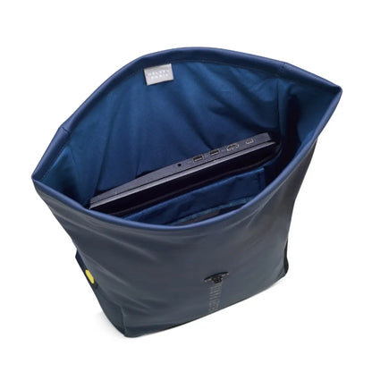 Large main opening with rolltop closure