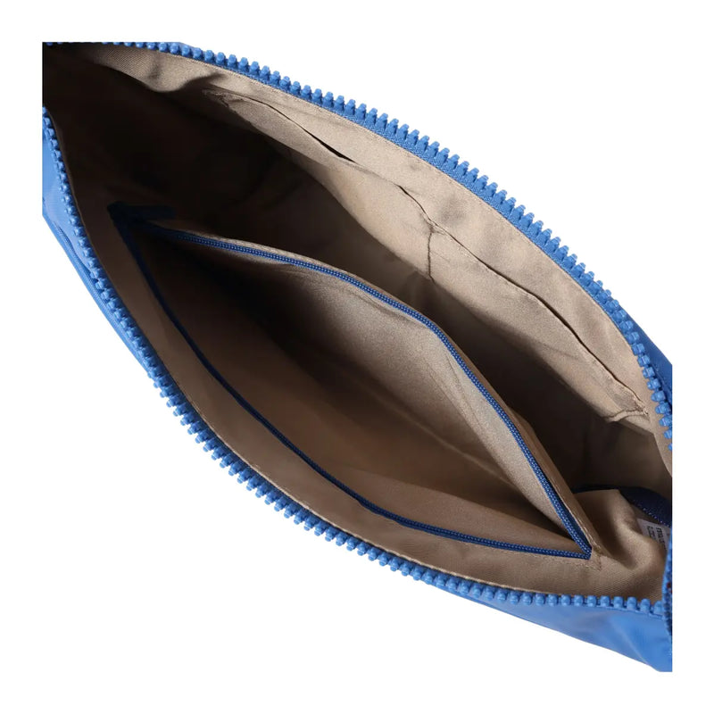 Main compartment with one zipped compartment