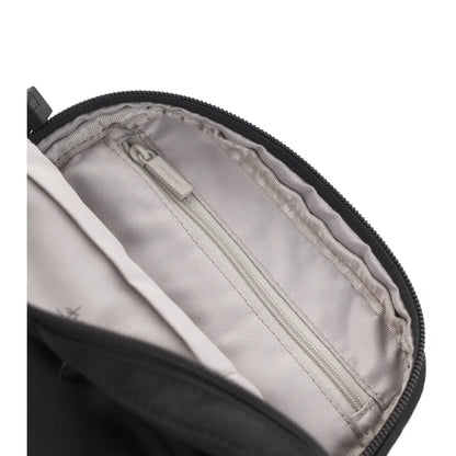 Main compartment with one zipped compartment