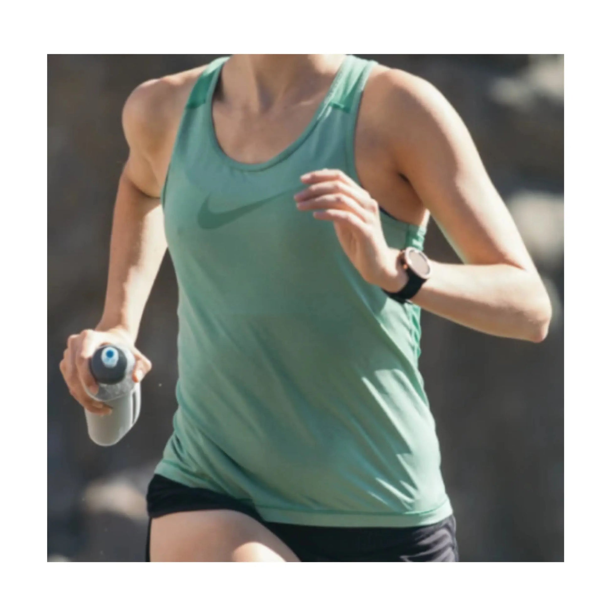 Designed for the minimalist runner, the SkyFlask Speed is lightweight and easy to hold with an adjustable hand strap for a more precise fit