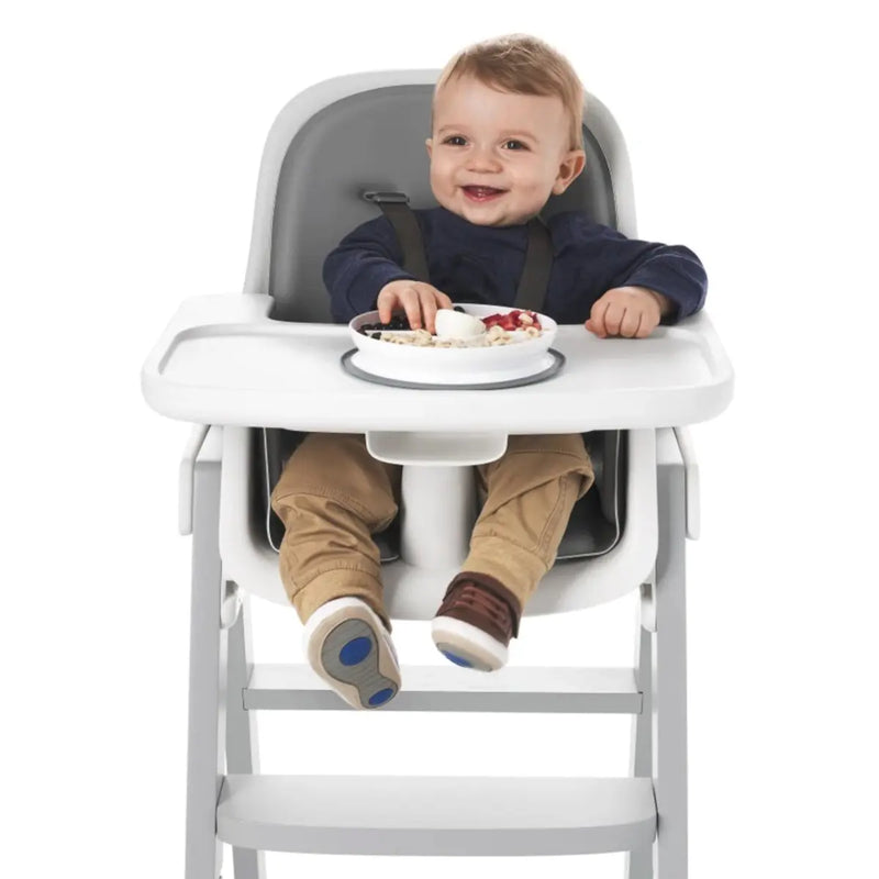 Suction and non-slip base minimize messes during mealtime