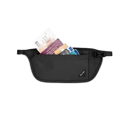 Zippered main compartment with pocket