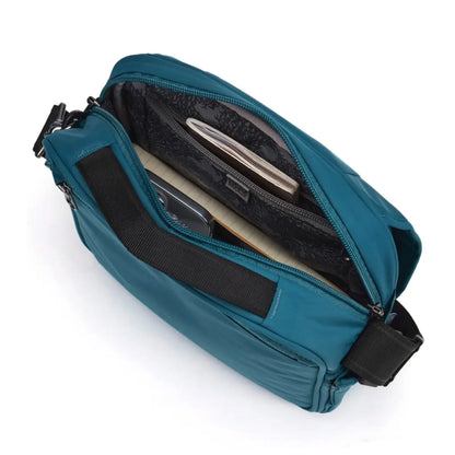 Internal pockets help keep your gear organised