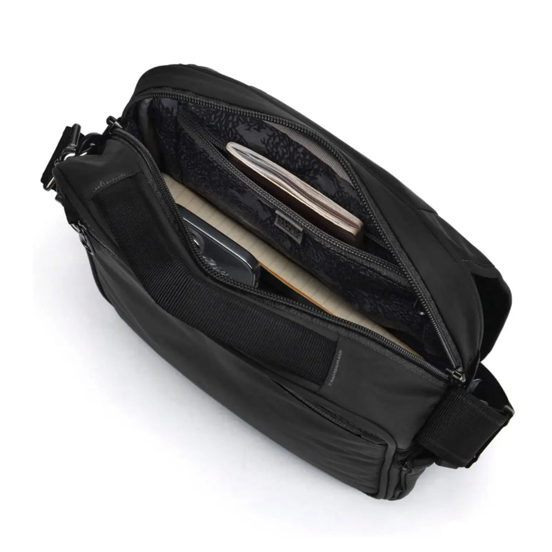 Internal pockets help keep your gear organised