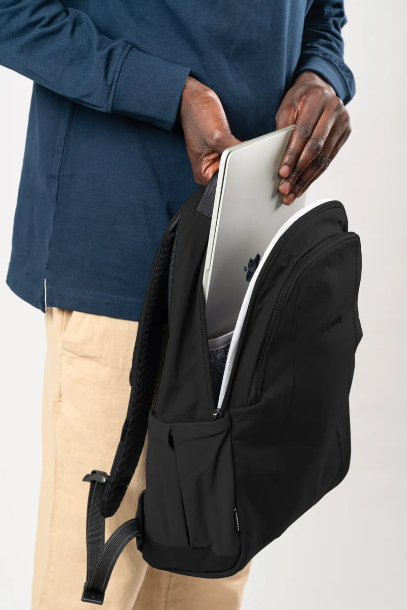 Pacsafe Metrosafe LS350 worn while travelling