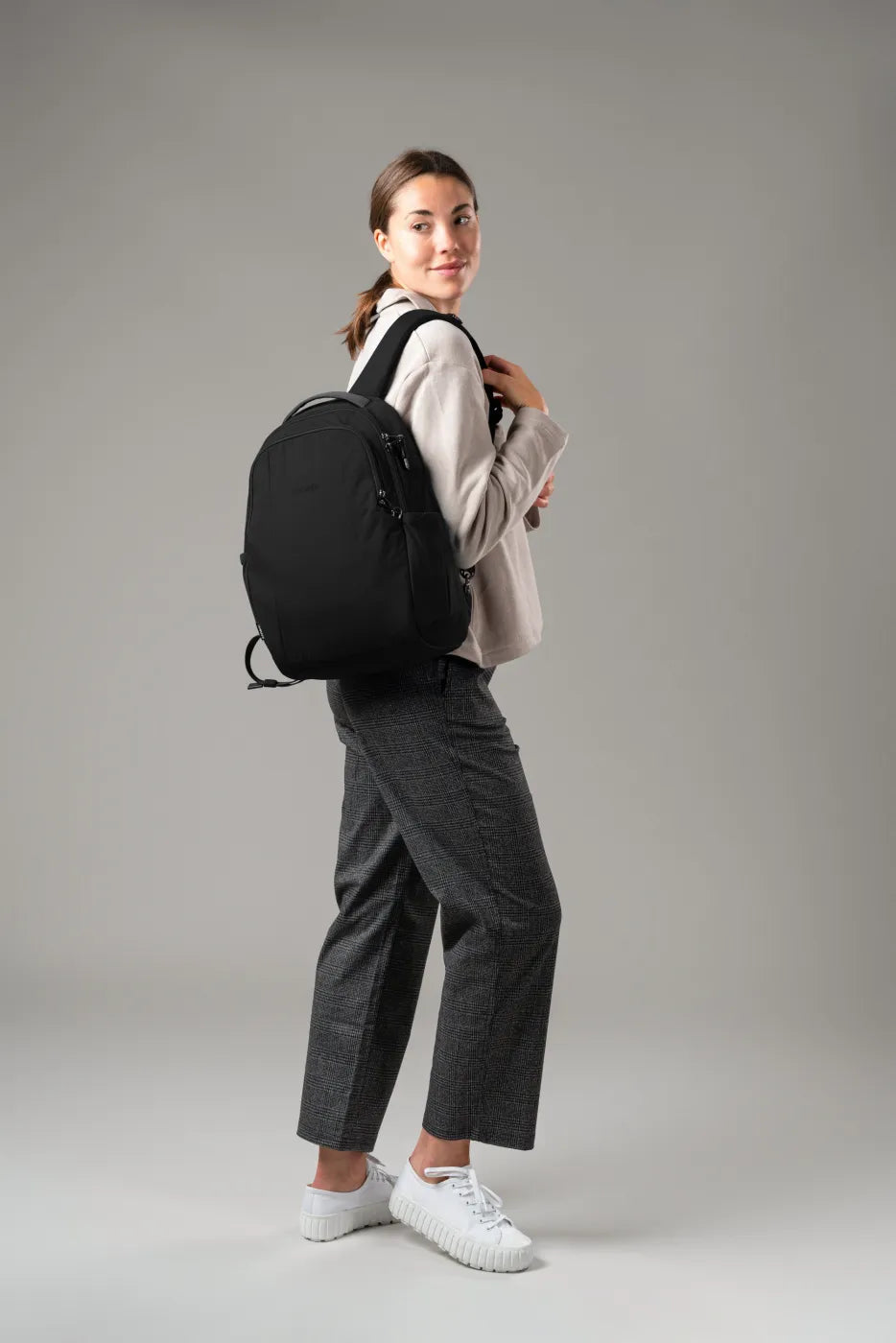 Pacsafe Metrosafe LS350 worn while travelling